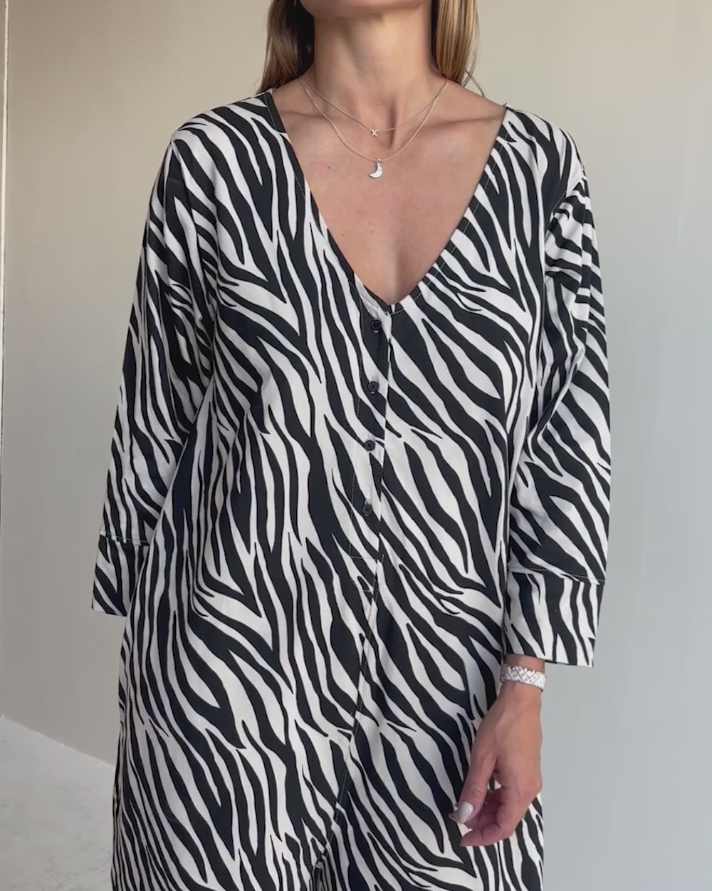 video shoiwng Mai Multicolour Zebra Streak Print V- Neck Jumpsuit-