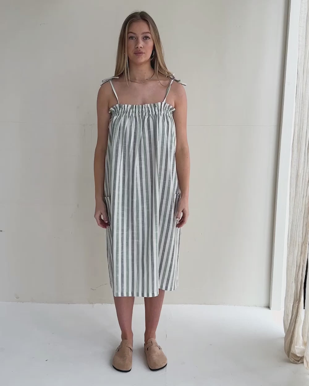 video showing Anna Multicolur Multifunctional Stripe Print Maxi Skirt