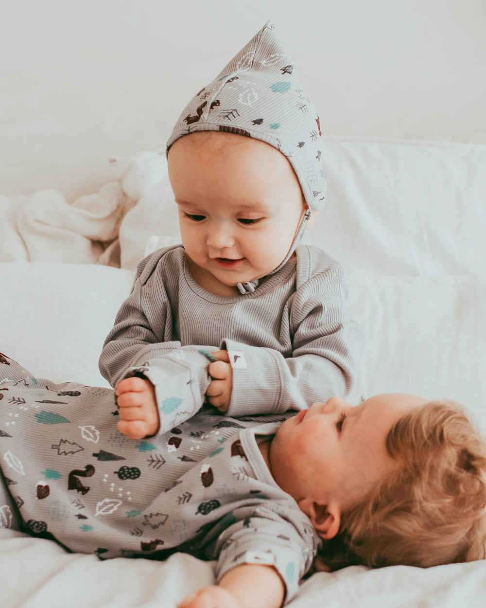 Baby wearing unisex organic cotton baby bonnet