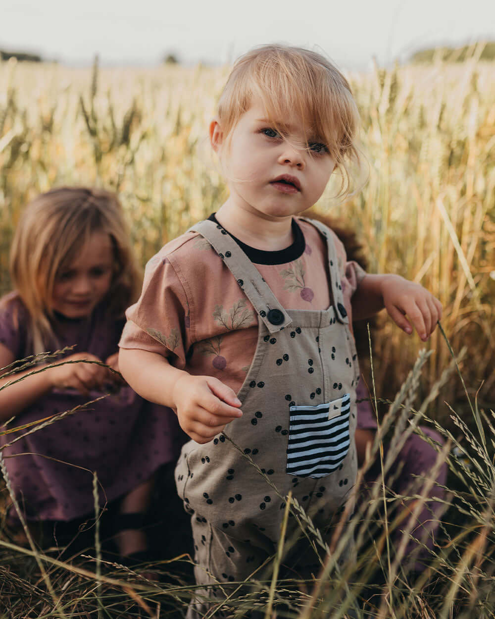 Girl wearing organic cotton kids short-sleeve top